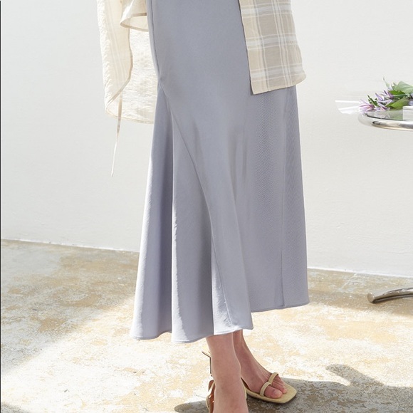 Satin Back-Drape Midi Skirt with Slit - Picture 7 of 10